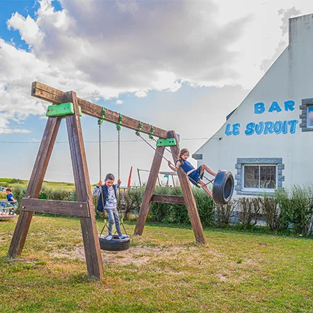 aire de jeux pour vos enfants avec balancoires